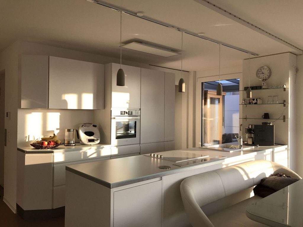SLV Stromschiene mit Buchenbusch Betonlampen über der Küchentheke