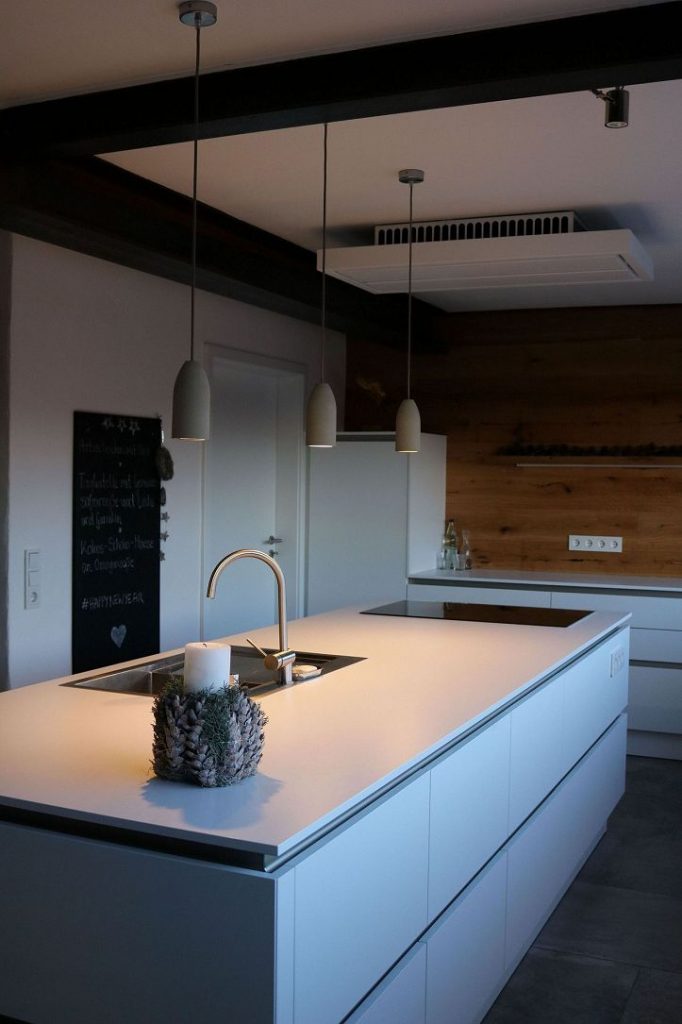 Küchentresen mit Betonlampe von Buchenbusch